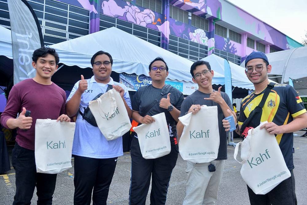 Pengunjung menunjukkan pek produk percuma dan kit Iftar sempena program Iftar ala Madinah @Karangkraf.