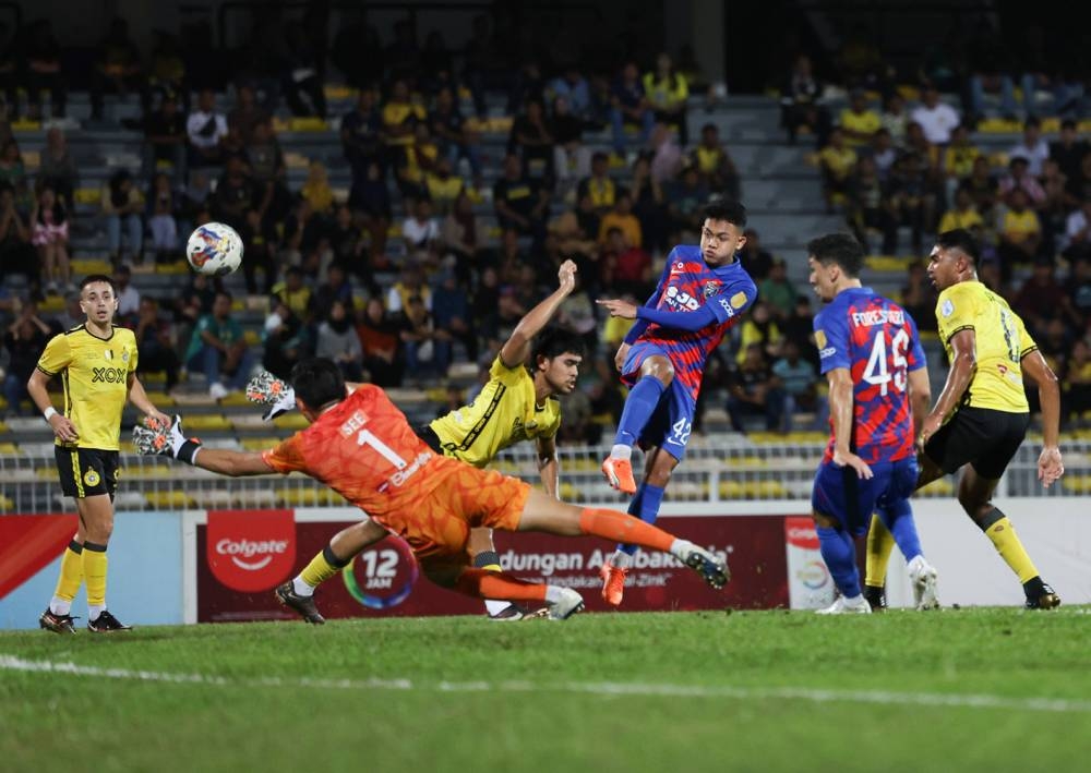 Pemain JDT, Arif Aiman Mohd Hanapi (tiga,kanan) melepaskan rembatan ke gawang gol lawan ketika bertemu pasukan Perak Fc dalam saingan Liga Super Malaysia 2023 di Stadium Perak malam ini. Foto Bernama