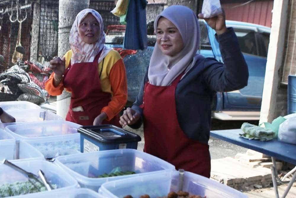 Harga jualan kuih-muih yang diusahakan Roslina Saad masih sama sejak 20 tahun lalu. - Foto Awani