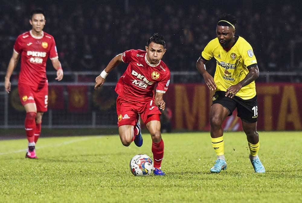 Faisal l Halim (tengah) diasak pemain Negeri Sembilan, Levy Clement Mandinda pada perlawanan Liga Super 2023 di Stadium MBPJ, Petaling Jaya. - Foto Bernama