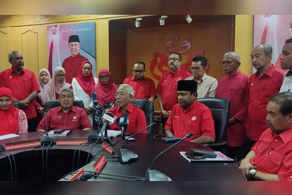 Mahdzir (duduk, tengah) ketika sidang akhbar pertamanya selaku Pengerusi UMNO Kedah di Bangunan Tunku, Alor Setar pada petang Selasa.