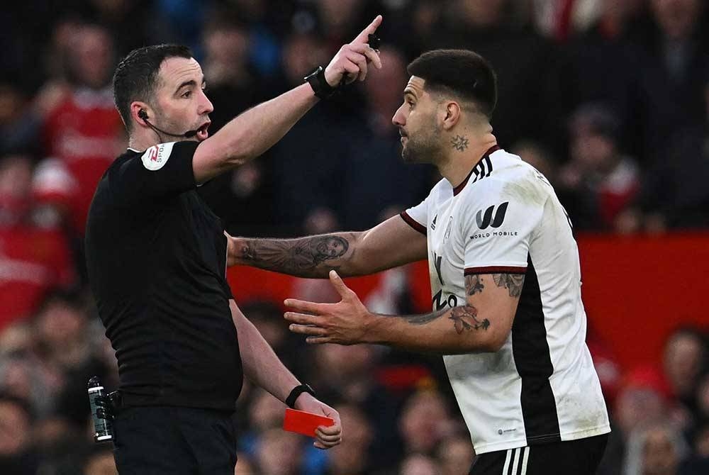 Mitrovic (kanan) dilayangkan kad merah kerana mengasari Kavanagh dalam saingan Piala FA bulan lalu. - Foto Agensi