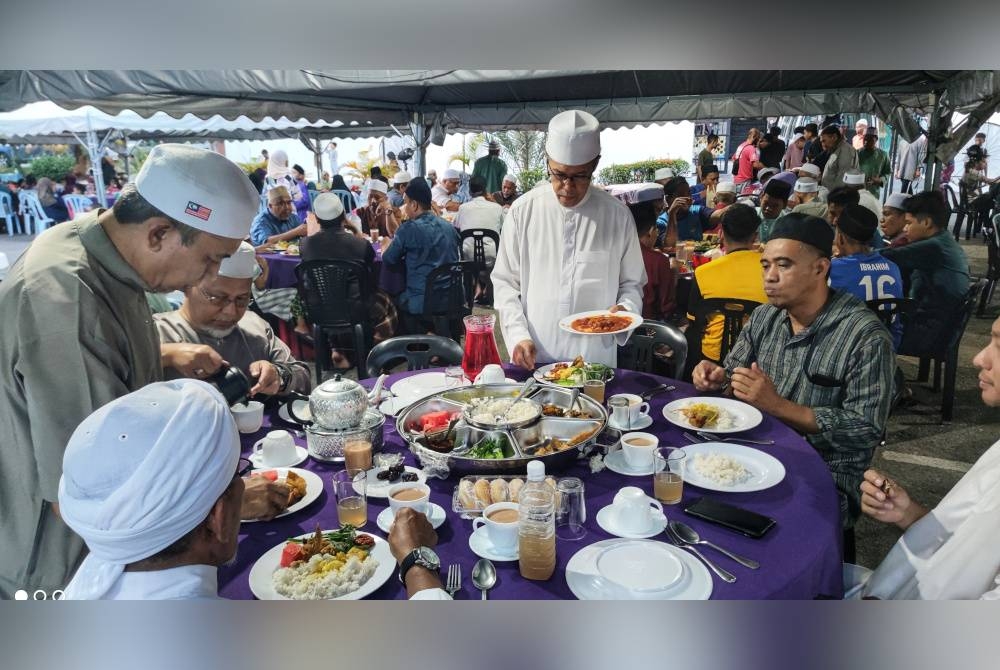 Dr Abdullah (tengah, berdiri) bersama jemaah yang berbuka di MTJ.