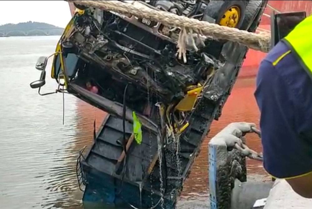 Dua kren digunakan bagi membantu mengeluarkan lori yang terjunam dalam laut di Terminal Maritim Lumut, Kampung Acheh, Lumut pada Rabu. - Foto Ihsan Bomba