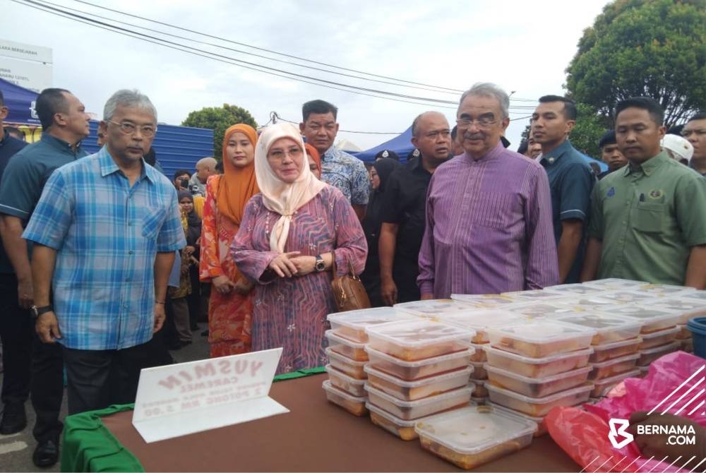 Yang di-Pertuan Agong Al-Sultan Abdullah Ri&#039;ayatuddin Al-Mustafa Billah Shah dan Raja Permaisuri Agong Tunku Azizah Aminah Maimunah Iskandariah berkenan melawat Bazar Ramadan Peringgit di sini pada Rabu. - Foto Bernama