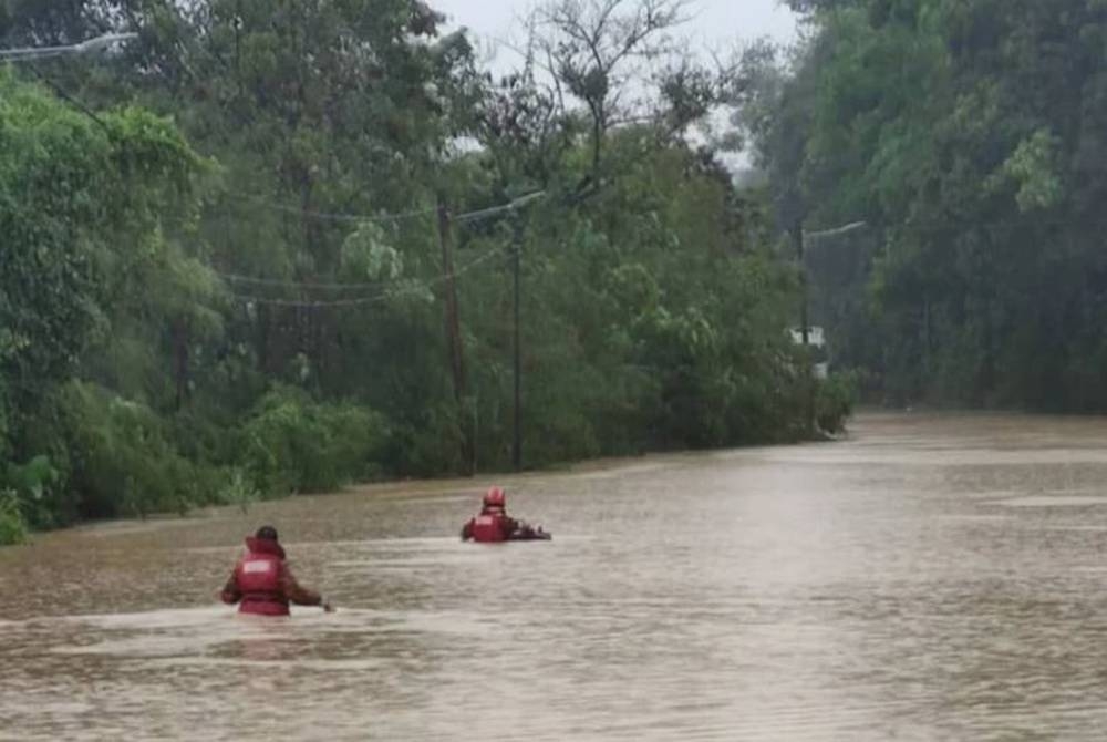 Anggota bomba berusaha menyelamatkan kesemua mangsa. - Foto Ihsan Pembaca