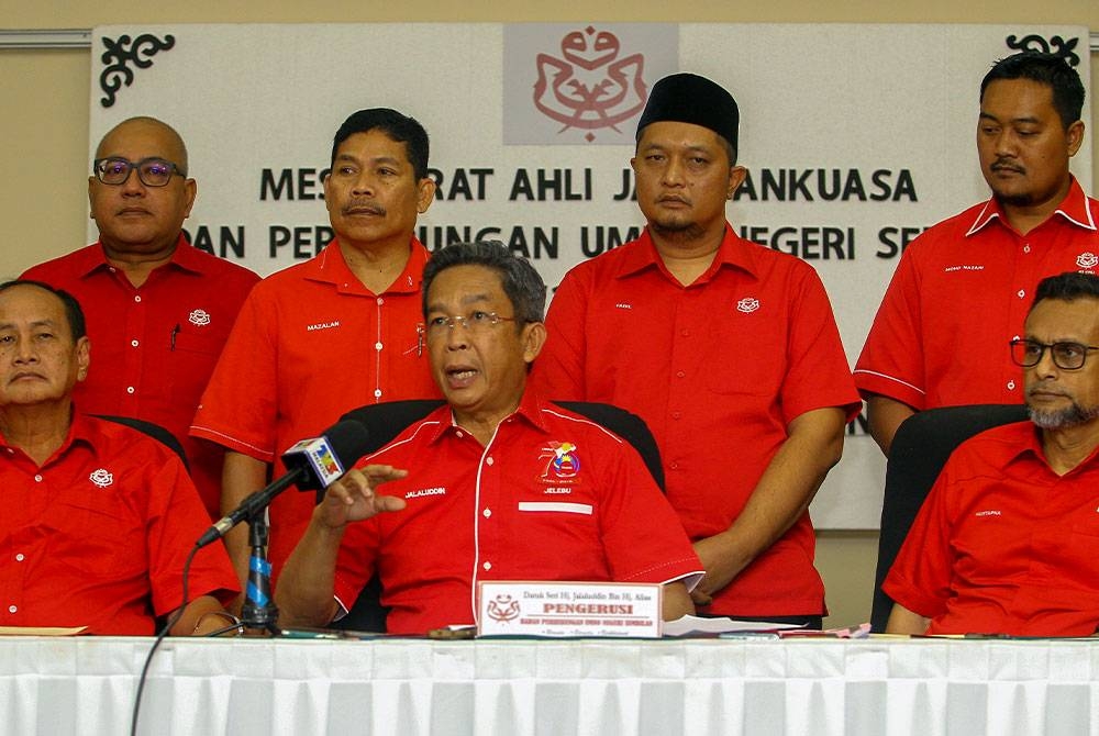 Jalaluddin (duduk, tengah) pada sidang akhbar di sebuah hotel di Seremban.