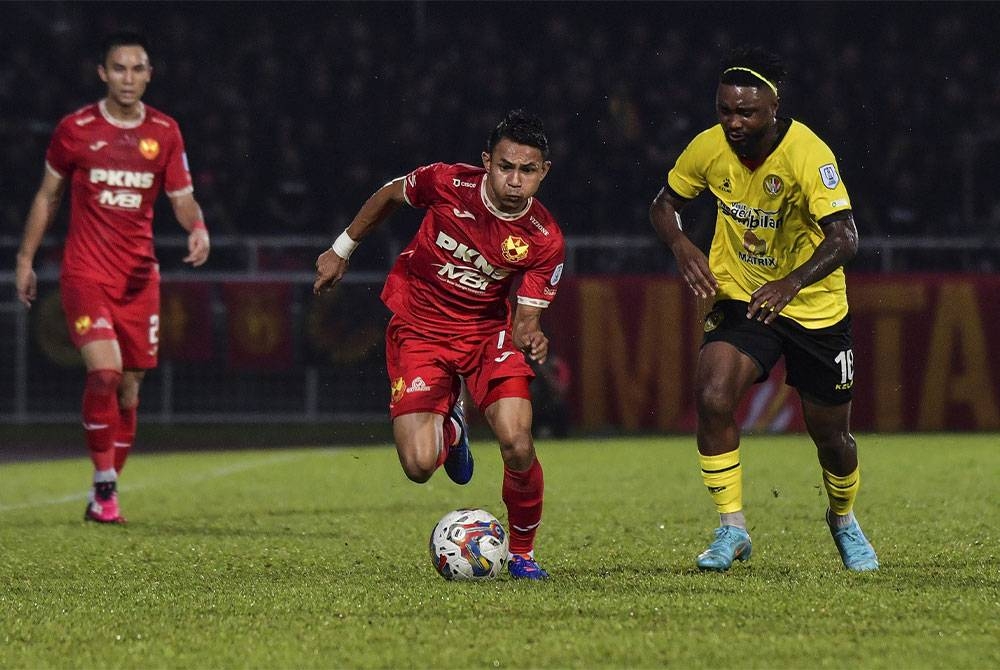 Faisal Halim (tengah) diasak pemain Negeri Sembilan, Levy Mandinda (kanan) pada perlawanan Liga Super di Stadium MBPJ, Petaling Jaya.