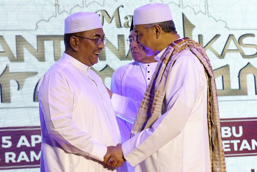 Timbalan Perdana Menteri Datuk Seri Dr Ahmad Zahid Hamidi disambut oleh Menteri Besar Kedah Datuk Seri Muhammad Sanusi Md Nor pada Majlis Santunan Kasih Ramadan 1444h Kementerian Kemajuan Desa dan Wilayah Kedah/Perlis di Masjid Al-A&#039;la Pekan Jitra. - Foto Bernama.