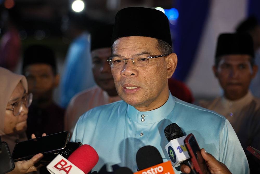 Menteri Dalam Negeri (KDN) Datuk Seri Saifuddin Nasution Ismail bercakap pada sidang media semasa menghadiri Majlis Penerapan Nilai-nilai Murni dan Iftar KDN Madani di IPK Terengganu. - Foto Bernama.