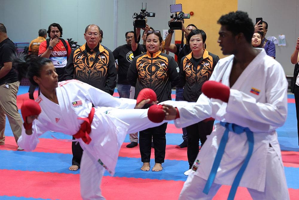 Mohd Nasir (kiri) ketika meninjau persiapan skuad karate negara menjelang temasya Sukan SEA 2023
di MSN, Bukit Jalil baru-baru ini.