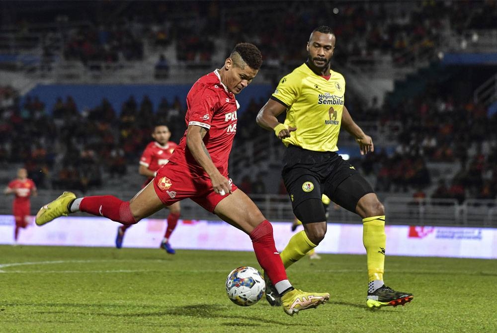 Pemain Selangor, Ayron Del Valle Rodriguez (kiri) diasak pemain Herold Goulon (kanan) ketika cuba menjaringkan gol pada perlawanan Liga Super di Petaling Jaya.