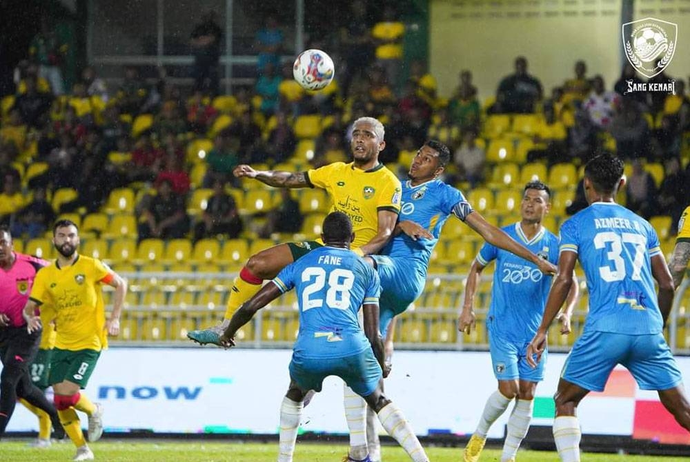 Lira (empat dari kanan) dikawal ketat pemain Penang FC pada aksi Liga Super 2023 di Alor Setar pada malam Rabu. - Foto: KDA FC