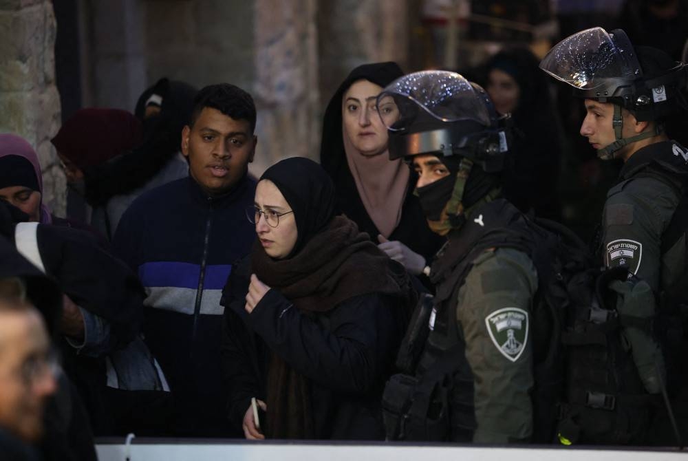 Tentera Israel mengusir jemaah dari pekarangan Masjid Al-Aqsa di Kota Lama Baitulmaqdis pada Rabu. - Foto AFP