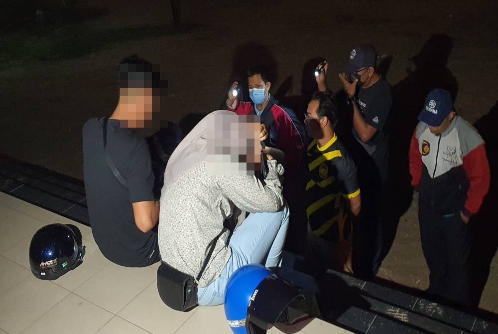 Antara pasangan yang diperiksa duduk berdua-duaan dalam keadaan mencurigakan di sekitar Pantai Bersih.