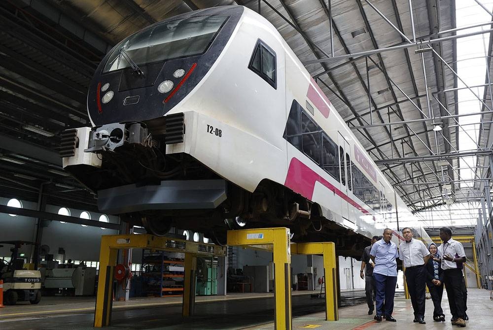 Menteri Pengangkutan, Anthony Loke (dua, kanan) membuat lawatan ke depoh selepas melancarkan program tenaga diperbaharui Express Rail Link Sdn Bhd (ERL) di Depoh ERL Salak Tinggi hari ini. - Foto Bernama