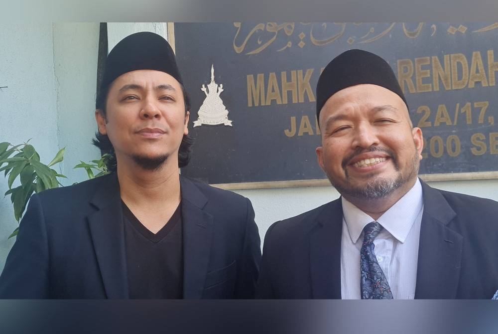 Syamsul (kiri) ditemui selepas prosiding kes nusyuz terhadap Puteri Sarah di Mahkamah Rendah Syariah Gombak Timur di sini pada Khamis.