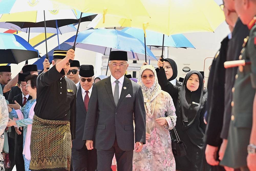 Al-Sultan Abdullah dan Tunku Azizah tiba di Lapangan Terbang Antarabangsa Pulau Pinang pada jam 1 petang Khamis. - Foto Facebook Istana Negara