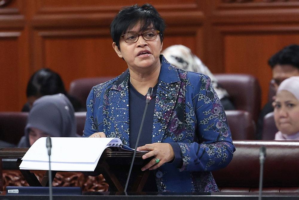 Azalina ketika membentangkan Rang Undang-Undang pada Persidangan Dewan Negara di Bangunan Parlimen pada Khamis. - Foto Bernama