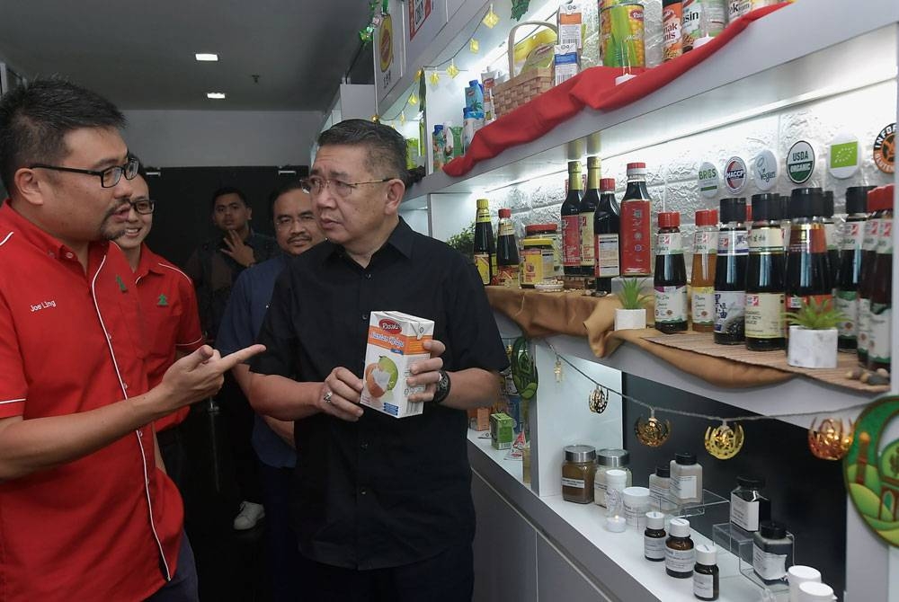 Salahuddin (kanan) bersama Joe Ling (kiri) melihat produk makanan ketika hadir ke Majlis Pelancaran Program Payung Rahmah Bersama Rasaku di Seksyen 7 Shah Alam pada Khamis. - Foto Bernama