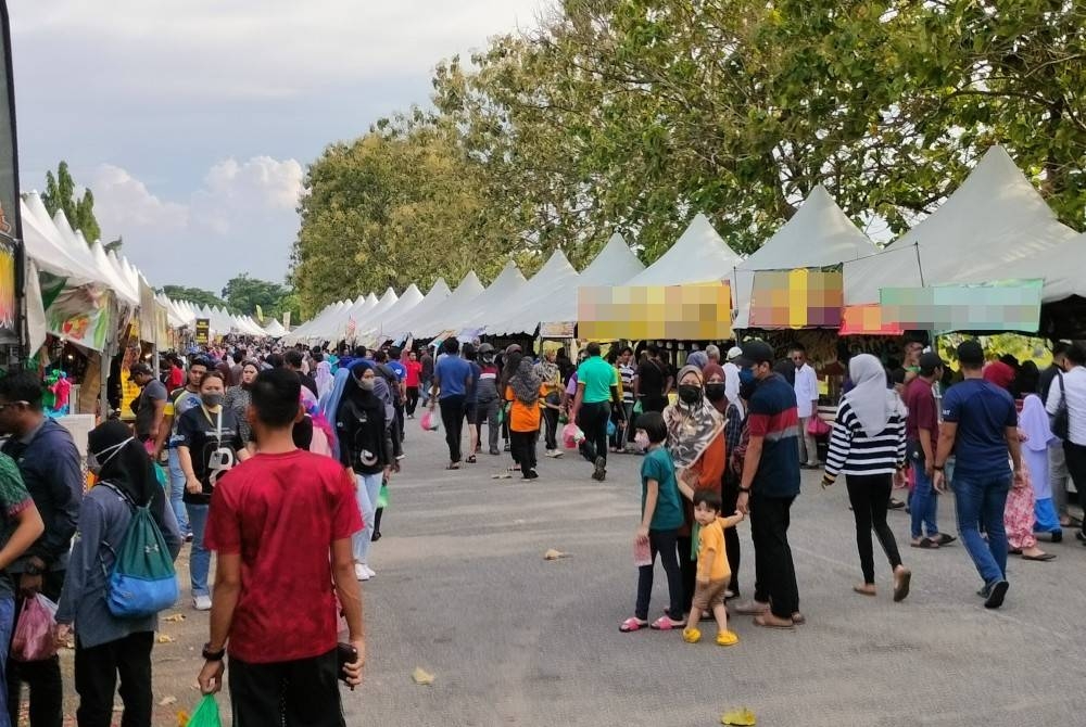 Para pengunjung memeriahkan Bazar Ramadan Wisma Ria di Sungai Petani Kedah.