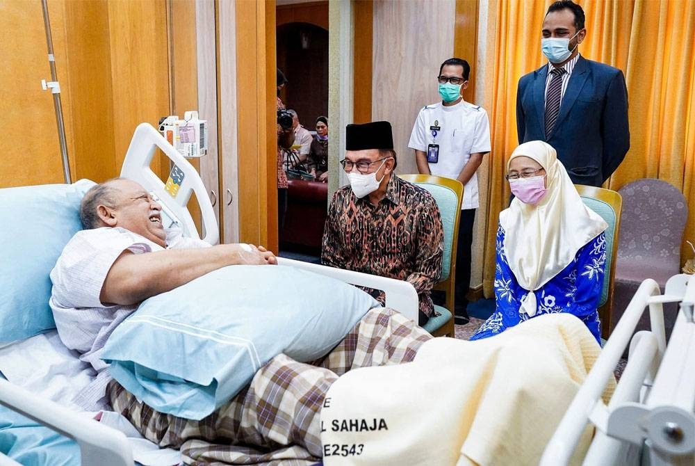 Anwar dan Wan Azizah menziarahi Tuanku Syed Sirajuddin di Hospital Putrajaya. - Foto Facebook Anwar Ibrahim