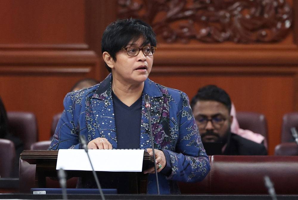 Azalina ketika membentangkan Rang Undang-Undang pada Persidangan Dewan Negara di Bangunan Parlimen pada Khamis. - Foto Bernama