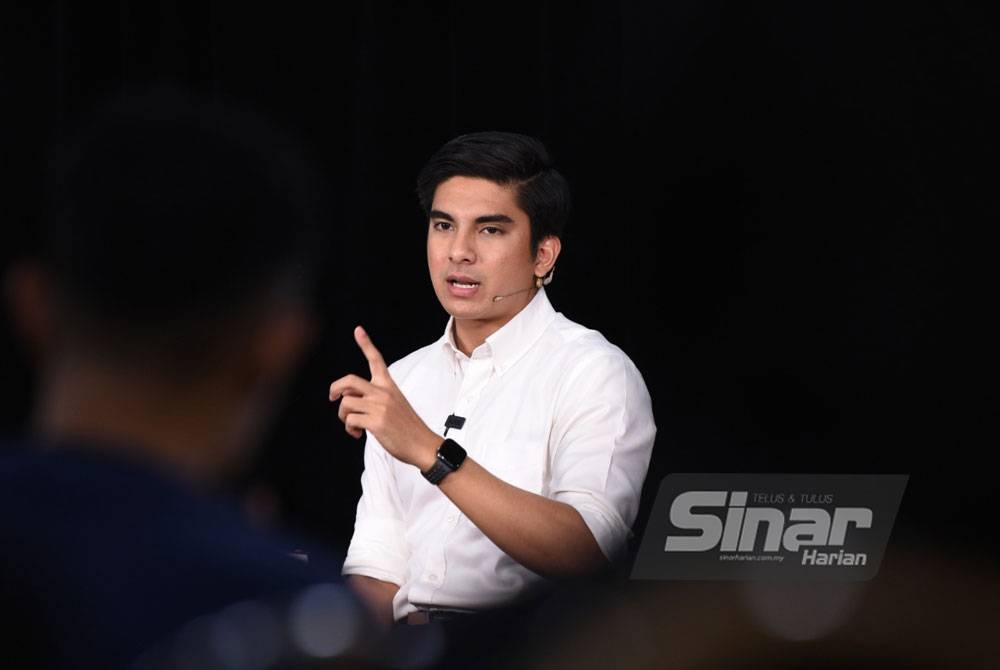 Ahli Parlimen Muar, Syed Saddiq Syed Abdul Rahman pada sesi Dialog Siswa bersama Syed Saddiq di Kompleks Karangkraf yang dihoskan oleh Hazwan Mokhtar pada Khamis. SINAR HARIAN / MOHD RAFIQ REDZUAN HAMZAH