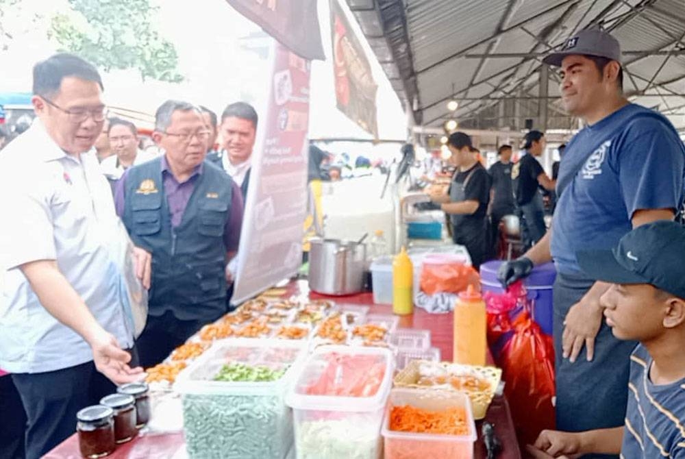 Tian Soon berkata sesuatu ketika melawat salah satu gerai di Bazar Ramadan Smart Pandan, pada Khamis.