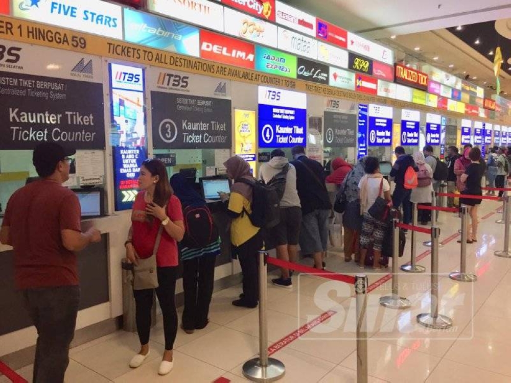 Orang ramai mendapatkan tiket bas di kaunter-kaunter.