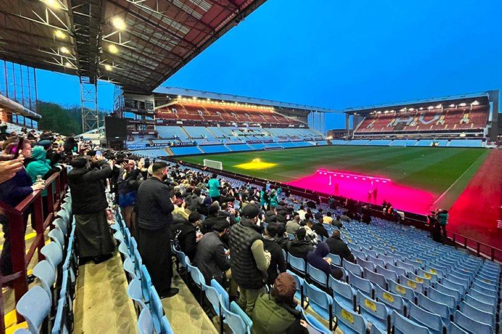 Masyarakat Islam dibawa melihat pemandangan Stadium Villa Park. - Foto Ramadan Tent Project