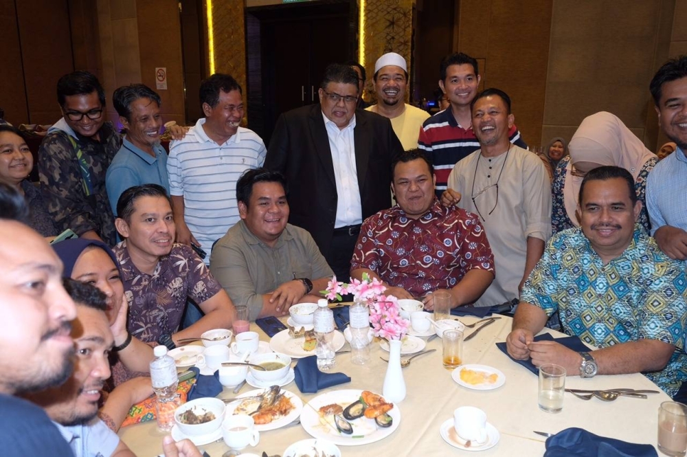 Ab Rauf (tengah) bersama sebahagian pengamal media pelbagai agensi ketika Majlis Berbuka Bersama Media dan Exco di Ames Hotel Ayer Keroh, di sini malam Khamis.
