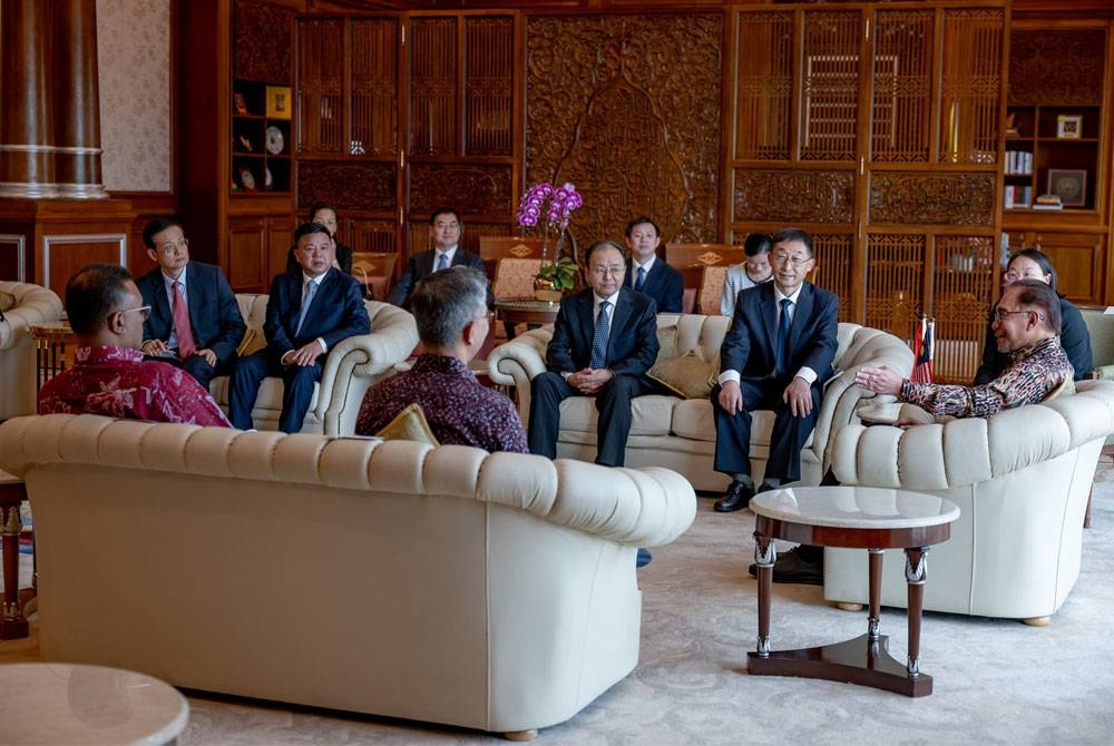 Anwar pada Khamis menerima kunjungan hormat Setiausaha Jawatankuasa Guangxi dan Pengerusi Jawatankuasa Tetap Kongres Rakyat Guangxi, China, Liu Ning dan delegasi di Putrajaya. - Foto Facebook Anwar Ibrahim