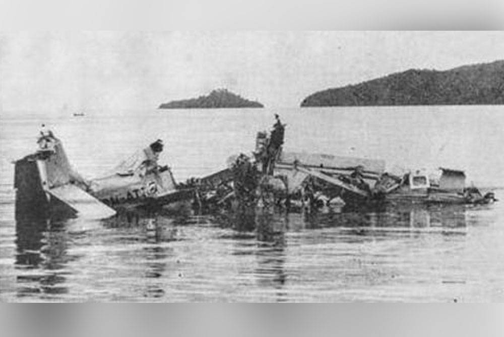 Bangkai pesawat GAF Nomad pada 6 Jun 1976 di Kota Kinabalu, Sabah. - Foto The Golden Son of The Kadazan/ Bernard Sta Maria