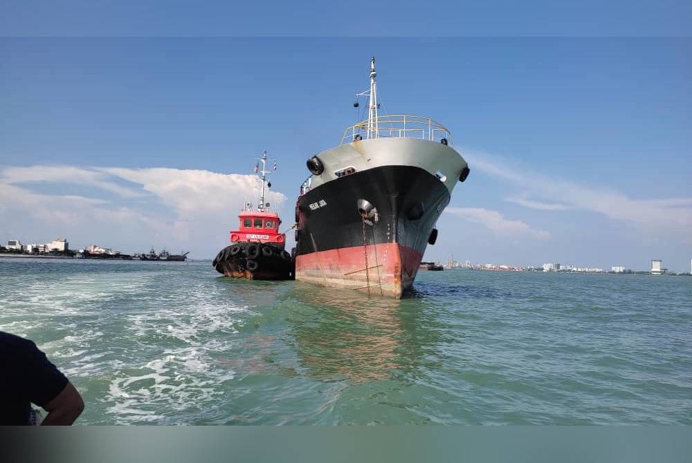 Kapal tangki dan 'tug boat' yang ditahan kerana melakukan pemindahan minyak STS tanpa kebenaran.