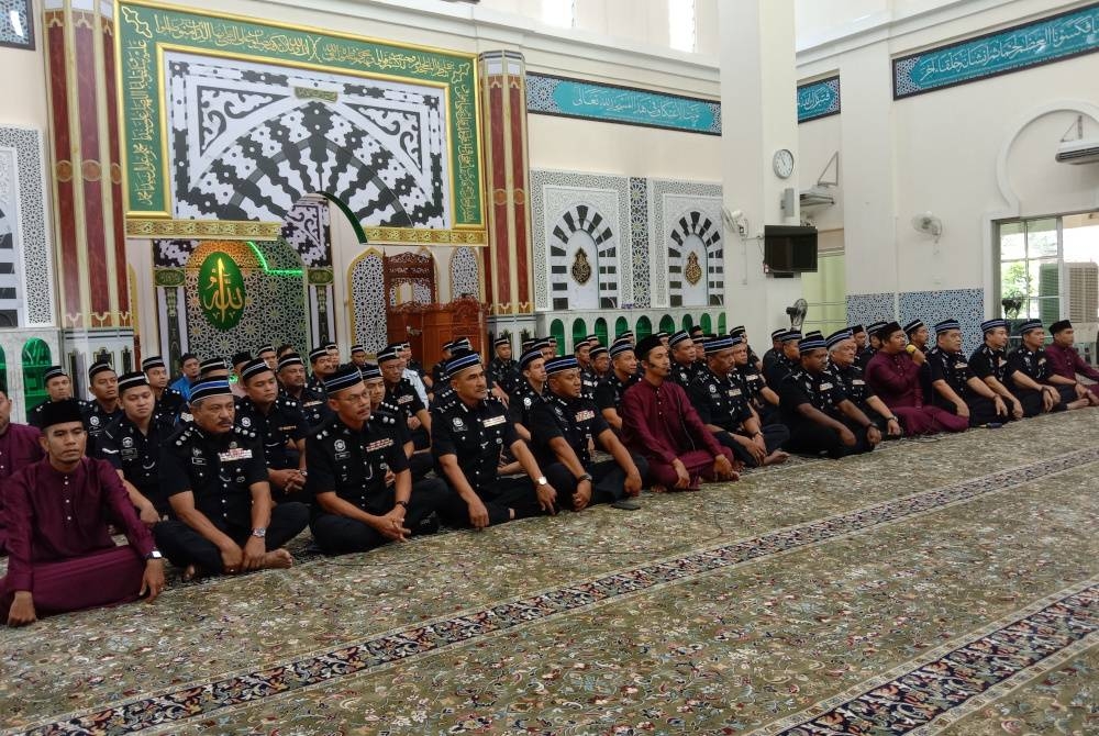 Ketua Polis Selangor, Datuk Hussien Omar Khan bersama pegawai kanan polis Selangor ketika Program Rakaman Takbir Raya Aidilfitri di Surau Khalid Al-Walid Ibu Pejabat Polis Kontinjen (IPK) Selangor di sini pada Jumaat.