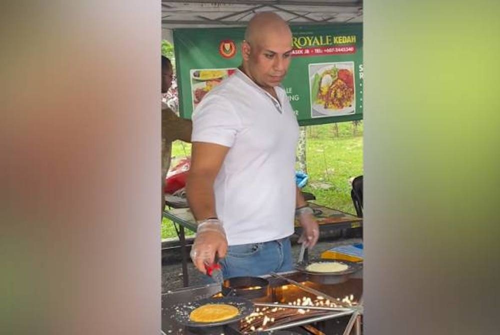 Mohamed Ahmed yang mempunyai wajah seiras pelakon Vin Diesel menjadi tarikan kepada pengunjung Bazar Ramadan di Jalan Padi Mahsuri, Bandar Baru Uda, Johor Bahru.