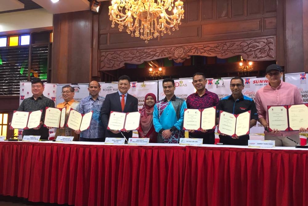 Prof Ts Dr Arham (empat dari kanan) bersama kesemua wakil syarikat yang menandatangai MoU dengan UMK.