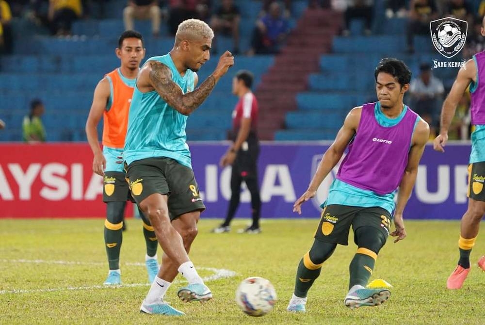 Ariff Farhan (kanan) tidak dapat diturunkan bertemu JDT kerana telah mengutip tiga kad kuning. - Foto KDA FC