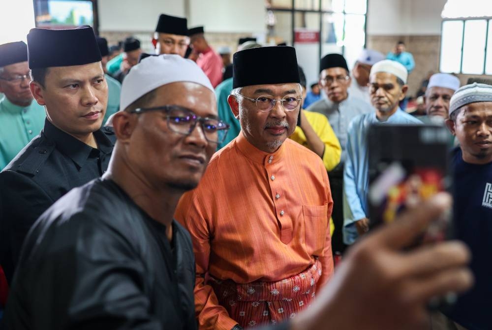 Yang di-Pertuan Agong Al-Sultan Abdullah Ri'ayatuddin Al-Mustafa Billah Shah berkenan beramah mesra bersama jemaah sebelum menunaikan solat Jumaat di Masjid Jamek Ar-Rahmani, Kampung Banggol pada Jumaat. - Foto Bernama