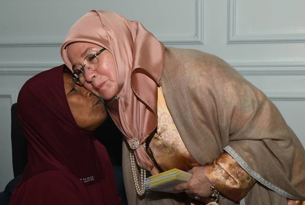 Tunku Azizah Aminah Maimunah Iskandariah berkenan menyantuni penghuni Pusat Jagaan Darul Hanan, Roziah Abdullah, 78, semasa membuat lawatan ke pusat itu pada Jumaat. - Foto Bernama
Roziah sebelum itu menghiburkan Raja Permaisuri Agong dengan tiga buah lagu iaitu lagu Melayu, Hindi dan Tamil.
--fotoBERNAMA (2023) HAK CIPTA TERPELIHARA