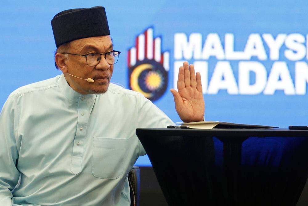 Anwar berucap pada Sesi Dialog Bersama Majlis Perwakilan Pelajar UiTM Se-Malaysia sempena lawatannya ke UiTM pada Jumaat. - Foto: Bernama