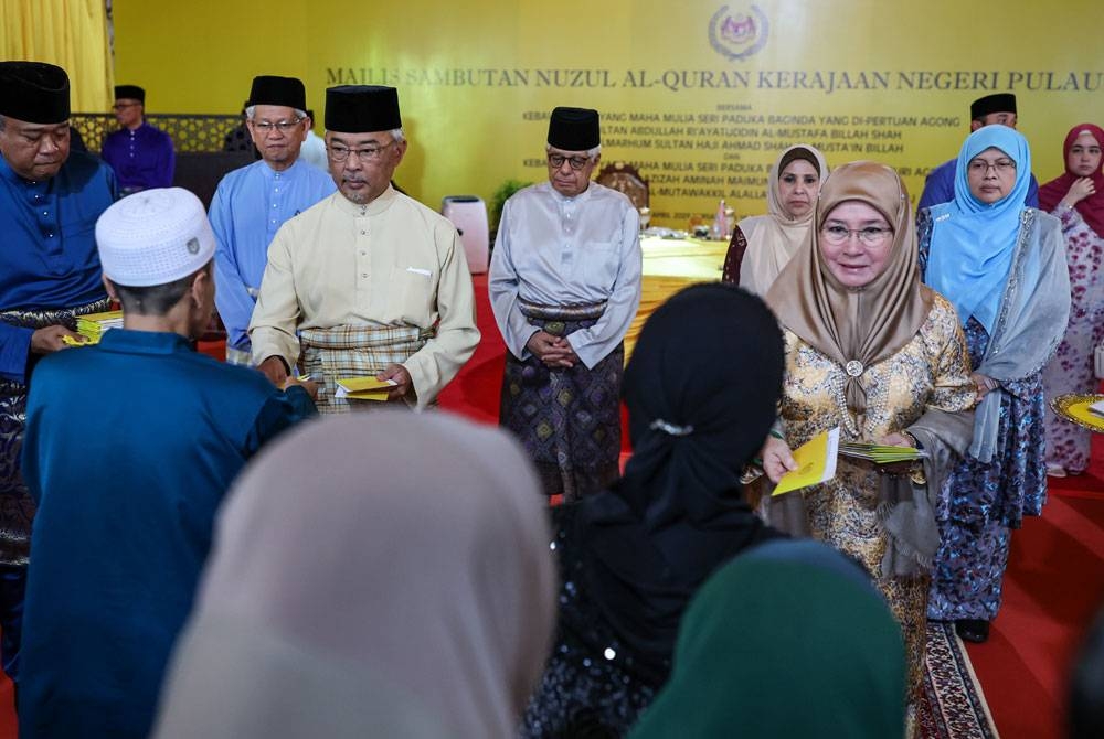 Yang di-Pertuan Agong Al-Sultan Abdullah Ri&#039;ayatuddin Al-Mustafa Billah Shah dan Raja Permaisuri Agong Tunku Hajah Azizah Aminah Maimunah Iskandariah berkenan menyampaikan sumbangan kepada golongan asnaf pada Majlis Sambutan Nuzul Al-Quran Kerajaan Negeri Pulau Pinang di Masjid Negeri pada Jumaat. - Foto Bernama