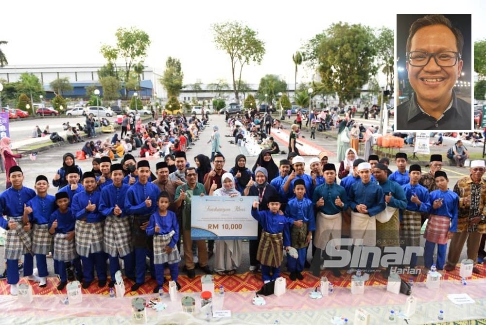 Pengurus Perhubungan Awam dan Pembangunan Pasaran syarikat harmacore Technology & Innovation Sdn Bhd, Syukrina Mohtar (tengah) menyerahkan replika cek kepada wakil Yayasan Islam Darul Ehsan. (Gambar kecil: Agung) - Foto Sinar Harian RAFEQ REDZUAN