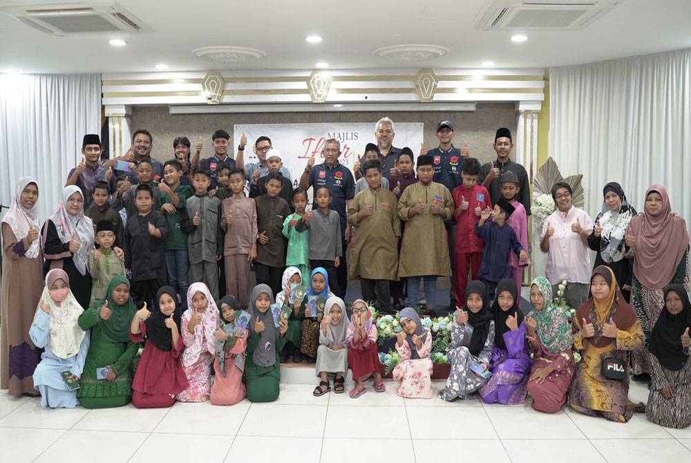 Shahrul Zaman bersama Exco KRM, pengurusan Harps Holdings Berhad ketika menyantuni anak-anak yatim serta asnaf pada majlis berbuka puasa di sebuah restoran di Teluk Intan.