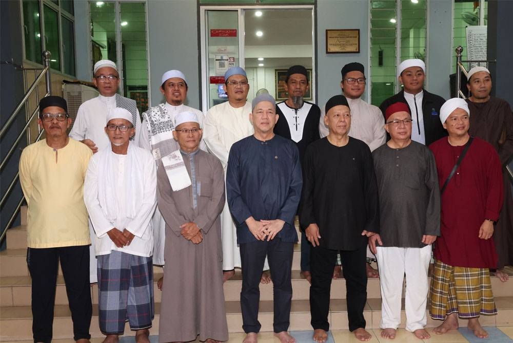 Fadillah bergambar dengan Ahli Jawatan Kuasa Masjid selepas menunaikan solat Isyak dan Terawih berjemaah bersama penduduk tempatan di Masjid Darul Ibadah, Kampung Kudei Lama, pada Jumaat. - Foto Bernama