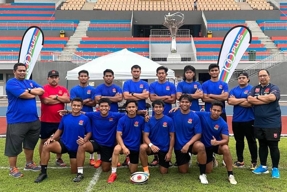 Ahmad Fadzlee bersama pemain Bunga Raya 7s yang menggalas cabaran di Kejuaraan SEA 7s. - Foto Facebook KRM