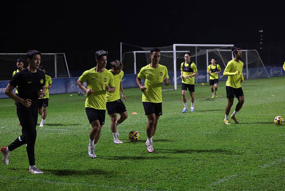 Pemain Pasukan Harimau Malaya jalani latihan menjelang perlawanan persahabatan menentang Hong Kong di Padang Mawar Pasir Gudang pada 25 Mac lalu. - Foto Bernama