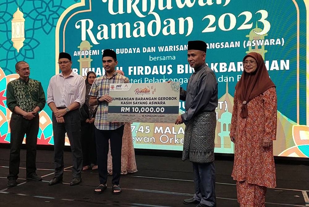 Aswara menerima sumbangan gerobok kasih sayang berjumlah RM10,000 daripada PPZ-Maiwp