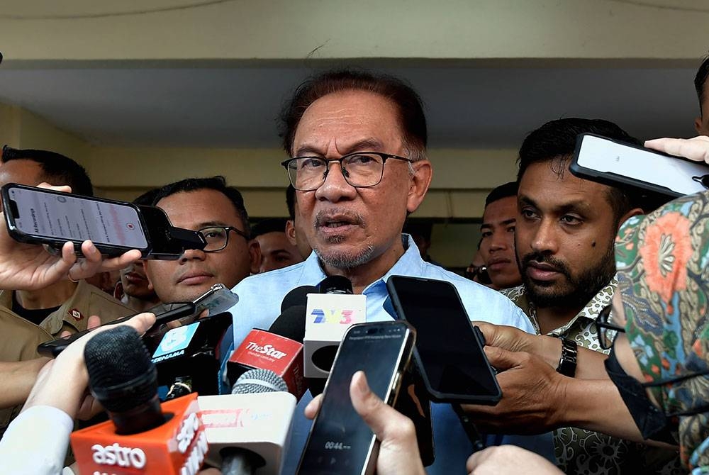 Perdana Menteri Datuk Seri Anwar Ibrahim (tengah) ketika ditemui media selepas Majlis Pelancaran Program Kita-Untuk-Kita (K2K) di PPR Kampung Baru Hicom Seksyen 26 hari ini. - Foto Bernama